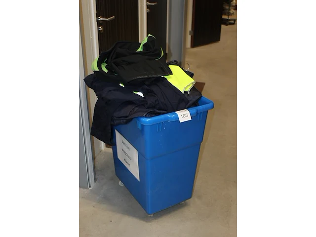 Verrijdbare wasbox met diverse bedrijfskleding. - afbeelding 2 van  2