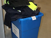 Verrijdbare wasbox met diverse bedrijfskleding. - afbeelding 2 van  2