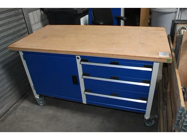 Verrijdbare werkbank bott met onderkasten. afmeting 150 x 75 x 84 cm. sleutel ontbreekt. - afbeelding 1 van  2