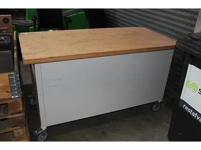 Verrijdbare werkbank bott met onderkasten. afmeting 150 x 75 x 84 cm. sleutel ontbreekt. - afbeelding 2 van  2