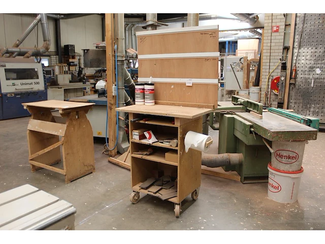 Verrijdbare werkbank met enkele gereedschappen en achterwand. afmeting 90 x 58cm. werkhoogte 125 cm - afbeelding 1 van  2