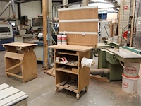Verrijdbare werkbank met enkele gereedschappen en achterwand. afmeting 90 x 58cm. werkhoogte 125 cm - afbeelding 1 van  2