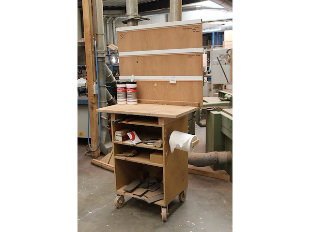 Verrijdbare werkbank met enkele gereedschappen en achterwand. afmeting 90 x 58cm. werkhoogte 125 cm - afbeelding 2 van  2