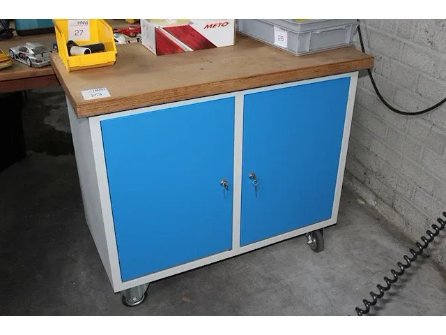 Verrijdbare werkbank met twee afsluitbare deuren. afmeting 100 x 50 x 35 cm. - afbeelding 1 van  2