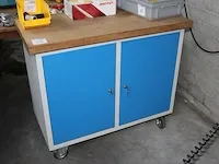 Verrijdbare werkbank met twee afsluitbare deuren. afmeting 100 x 50 x 35 cm. - afbeelding 1 van  2