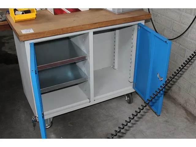 Verrijdbare werkbank met twee afsluitbare deuren. afmeting 100 x 50 x 35 cm. - afbeelding 2 van  2