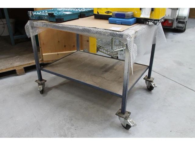 Verrijdbare werktafel met afmeting 100 x 70 x 78 cm. - afbeelding 1 van  2