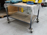 Verrijdbare werktafel met afmeting 100 x 70 x 78 cm. - afbeelding 1 van  2