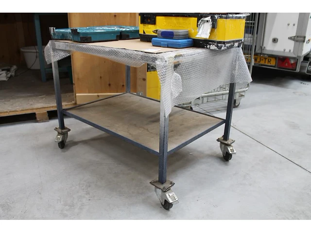 Verrijdbare werktafel met afmeting 100 x 70 x 78 cm. - afbeelding 2 van  2