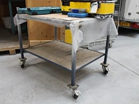 Verrijdbare werktafel met afmeting 100 x 70 x 78 cm. - afbeelding 2 van  2