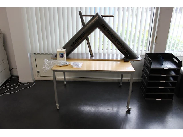 Verrijdbare werktafel met afmeting 114 x 74 x 67 cm. - afbeelding 1 van  2