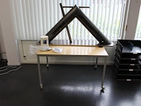 Verrijdbare werktafel met afmeting 114 x 74 x 67 cm. - afbeelding 1 van  2
