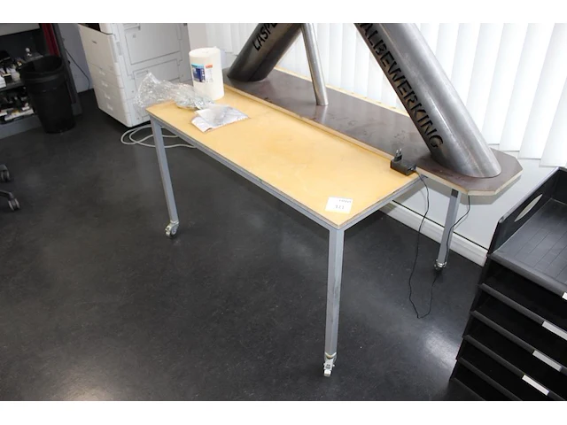 Verrijdbare werktafel met afmeting 114 x 74 x 67 cm. - afbeelding 2 van  2