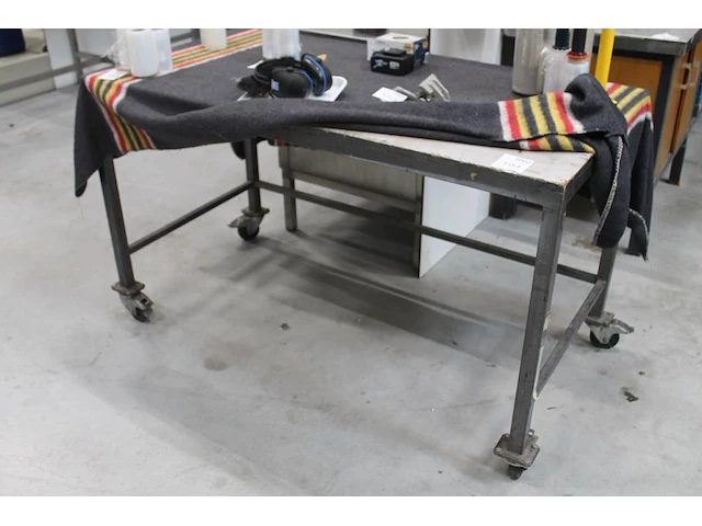 Verrijdbare werktafel met afmeting 150 x 76 x 90 cm. - afbeelding 1 van  2