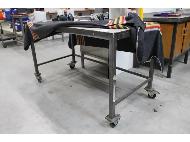 Verrijdbare werktafel met afmeting 150 x 76 x 90 cm. - afbeelding 2 van  2