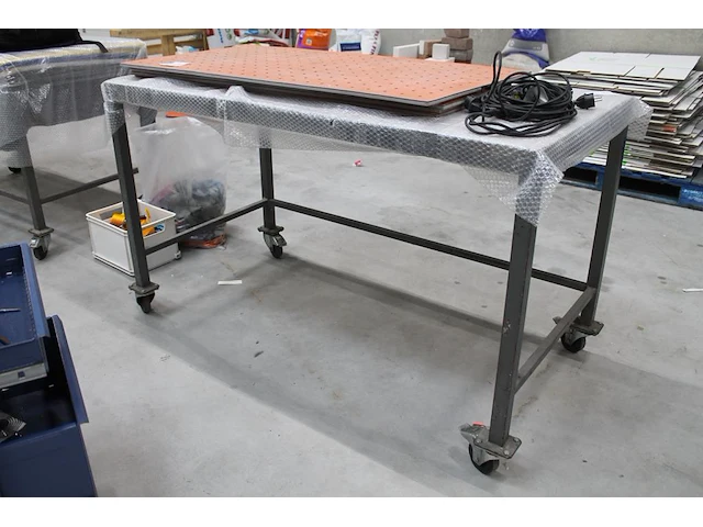 Verrijdbare werktafel met afmeting 150 x 76 x 90 cm. - afbeelding 1 van  2