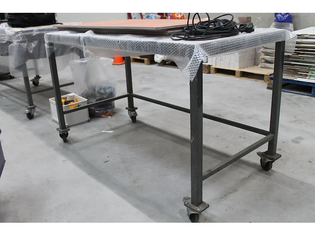 Verrijdbare werktafel met afmeting 150 x 76 x 90 cm. - afbeelding 2 van  2