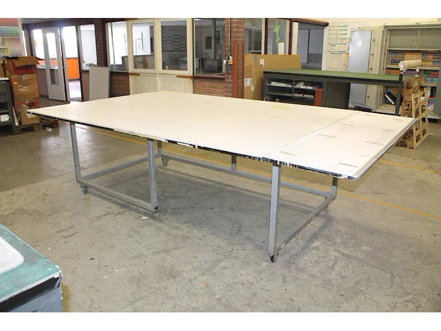 Verrijdbare werktafel met metalen onderstel. afmeting 180 x 300 x 88 cm - afbeelding 1 van  1