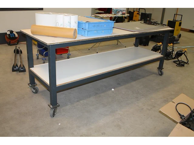Verrijdbare werktafel met metalen onderstel en onderplateau 80 x 240 x 90 cm. let op! exclusief genummerde ... - afbeelding 1 van  3