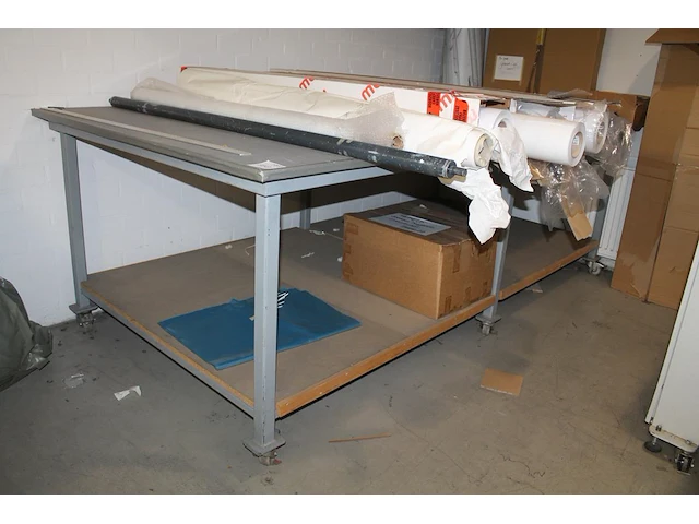 Verrijdbare werktafel met metalen onderstel. let op! exclusief genummerde producten in en op werkbank. afme... - afbeelding 1 van  1