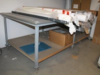 Verrijdbare werktafel met metalen onderstel. let op! exclusief genummerde producten in en op werkbank. afme... - afbeelding 1 van  1