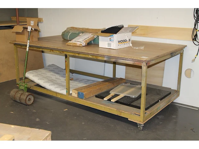 Verrijdbare werktafel met metalen onderstel. let op! exclusief genummerde producten op tafel. afmeting 140 ... - afbeelding 1 van  1