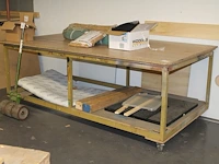 Verrijdbare werktafel met metalen onderstel. let op! exclusief genummerde producten op tafel. afmeting 140 ... - afbeelding 1 van  1