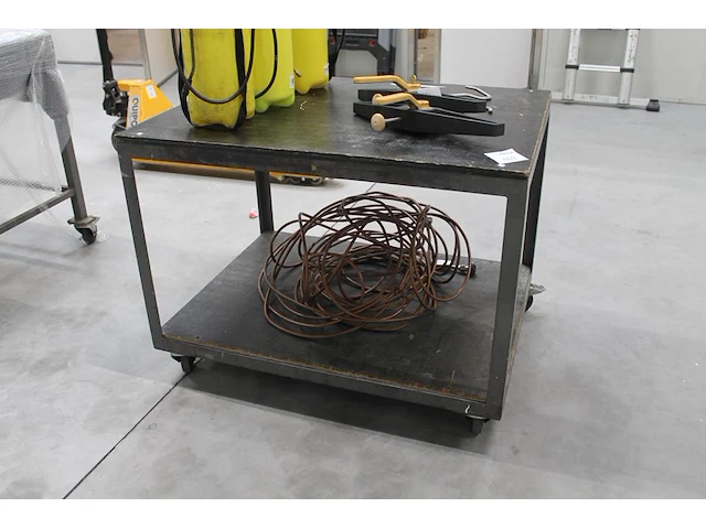 Verrijdbare werktafel met onderplateau. afmeting 100 x 70 x 78 cm. - afbeelding 1 van  2