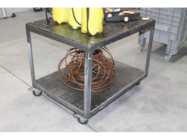 Verrijdbare werktafel met onderplateau. afmeting 100 x 70 x 78 cm. - afbeelding 2 van  2
