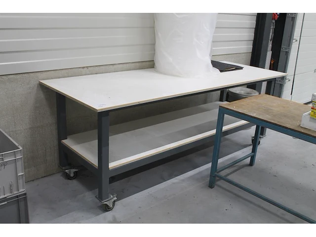 Verrijdbare werktafel met onderplateau. afmeting 250 x 90 x 90 cm. - afbeelding 1 van  2