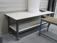 Verrijdbare werktafel met onderplateau. afmeting 250 x 90 x 90 cm. - afbeelding 1 van  2