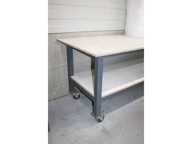 Verrijdbare werktafel met onderplateau. afmeting 250 x 90 x 90 cm. - afbeelding 2 van  2