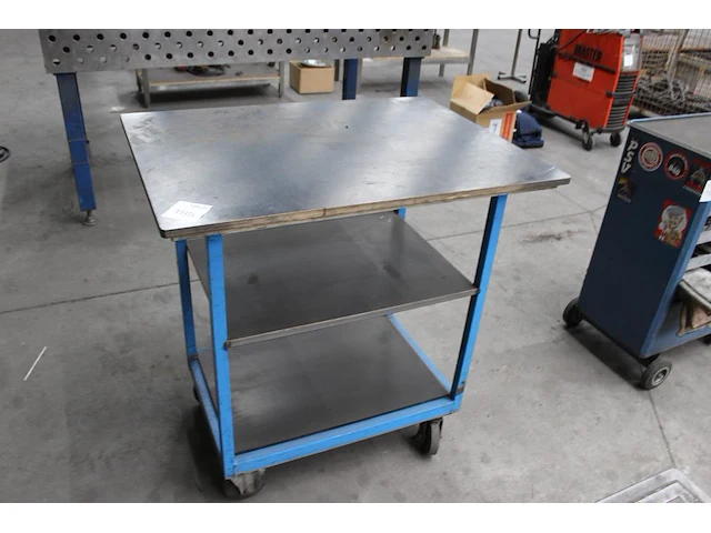 Verrijdbare werktafel met onderplateaus en afmeting 95 x 70 x 78 cm. - afbeelding 1 van  2
