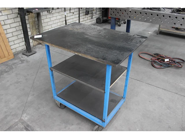 Verrijdbare werktafel met onderplateaus en afmeting 95 x 70 x 78 cm. - afbeelding 2 van  2