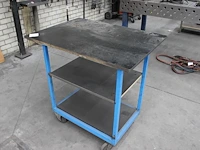 Verrijdbare werktafel met onderplateaus en afmeting 95 x 70 x 78 cm. - afbeelding 2 van  2