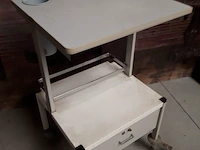 Verrijdbare winkeltafel met lade en zwenkwielen, 57 x 62 cm en106 cm hoog, stoffig, 1 stuk - afbeelding 1 van  3