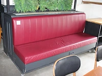 Verrijdbare zitbank met metalen greenwall met kunstplanten en plantenbak. afmeting 214 x 100 x 225 cm