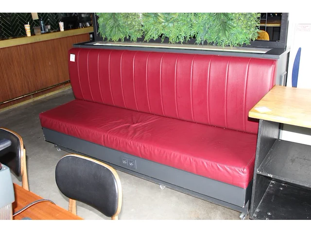 Verrijdbare zitbank met metalen greenwall met kunstplanten en plantenbak. afmeting 214 x 100 x 225 cm - afbeelding 2 van  2