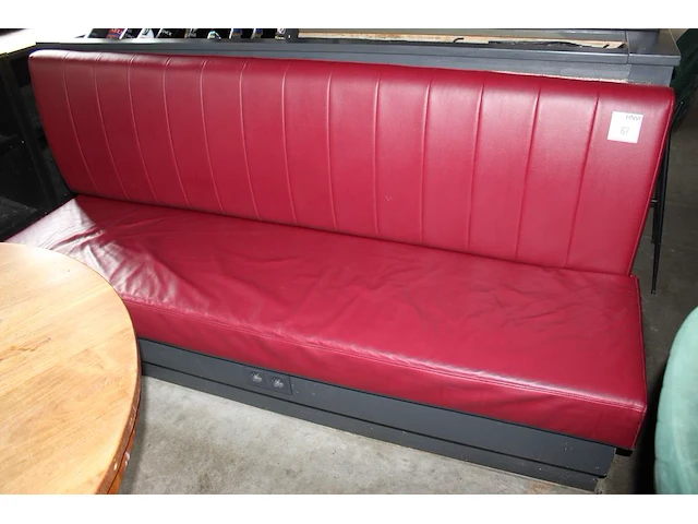 Verrijdbare zitbank met metalen opbouw en plantenbak. afmeting 214 x 100 x 225 cm - afbeelding 1 van  2