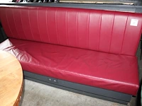 Verrijdbare zitbank met metalen opbouw en plantenbak. afmeting 214 x 100 x 225 cm - afbeelding 1 van  2