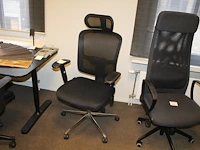 Verrijdbare, zwart beklede bureaustoel ergoking met armsteunen. - afbeelding 1 van  2