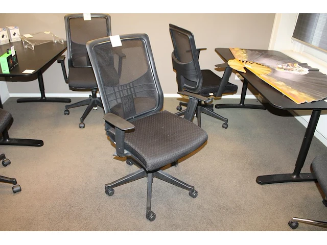 Verrijdbare, zwart beklede bureaustoel hjh office met armsteunen. - afbeelding 1 van  2