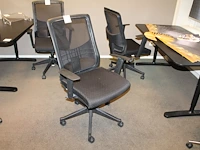 Verrijdbare, zwart beklede bureaustoel hjh office met armsteunen. - afbeelding 1 van  2