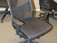Verrijdbare, zwart beklede bureaustoel hjh office met armsteunen. - afbeelding 2 van  2