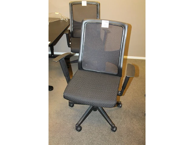 Verrijdbare, zwart beklede bureaustoel hjh office met armsteunen. - afbeelding 1 van  3