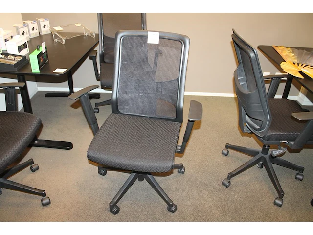 Verrijdbare, zwart beklede bureaustoel hjh office met armsteunen. - afbeelding 2 van  3