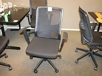 Verrijdbare, zwart beklede bureaustoel hjh office met armsteunen. - afbeelding 2 van  3
