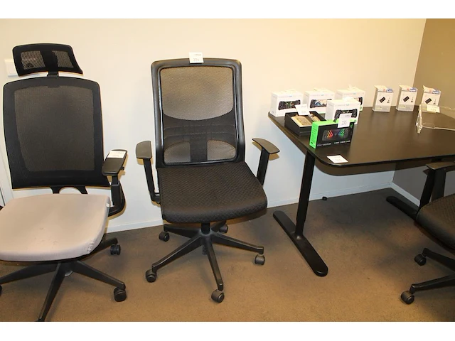 Verrijdbare, zwart beklede bureaustoel hjh office met armsteunen. - afbeelding 1 van  2