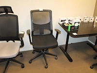 Verrijdbare, zwart beklede bureaustoel hjh office met armsteunen. - afbeelding 1 van  2