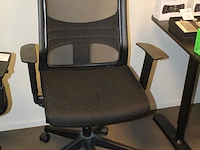 Verrijdbare, zwart beklede bureaustoel hjh office met armsteunen. - afbeelding 2 van  2
